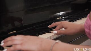 Entertains Herself With Lexington’s Cock – Nia Bleu